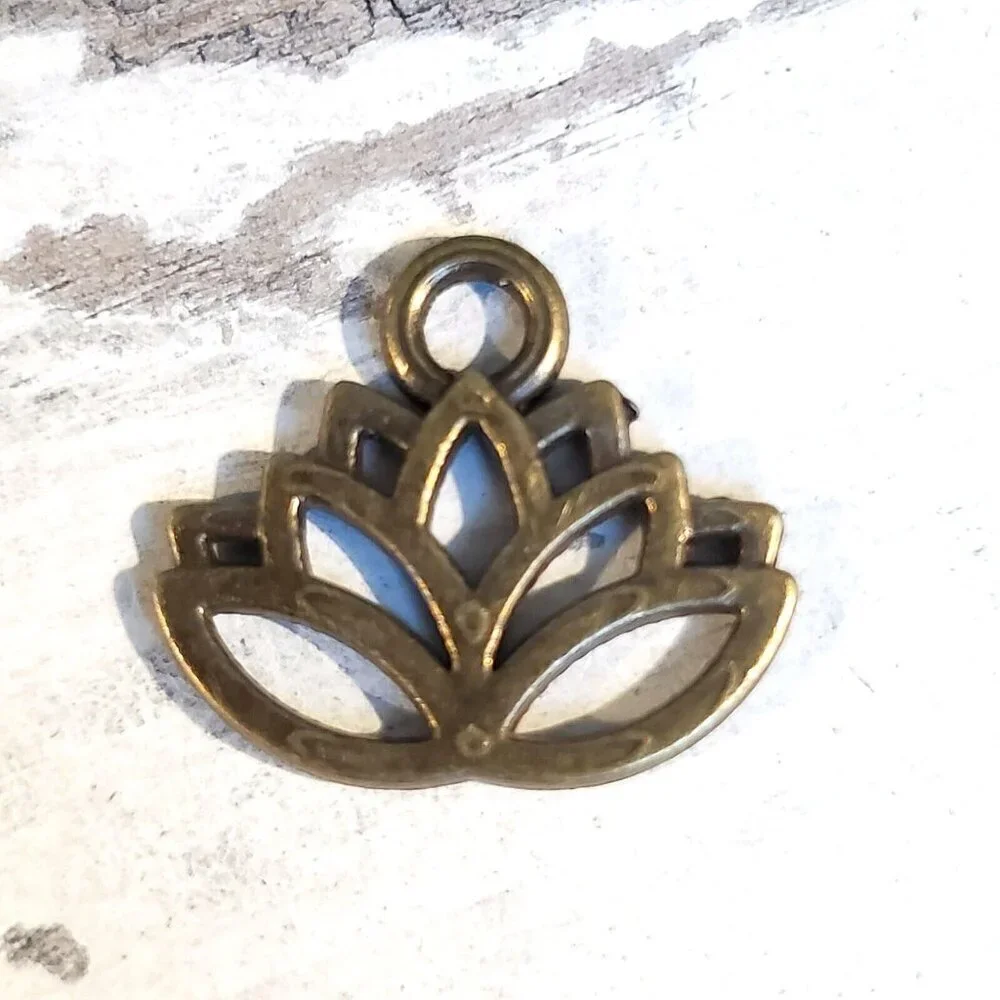 Antique Bronze Open Lotus Flower Zen Garden Yoga 15x17mm Charms Pendants 10 pcs